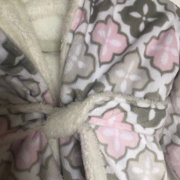 Blankets & Beyond White, Pink, Lilac Baby Girl Fleece Robe 12-24 Months - Picture 4 of 5